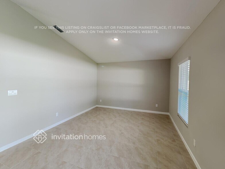 Building Photo - 373 NW Avens St