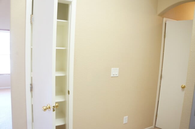 Building Photo - WONDERFUL 2 BEDROOM TOWNHOUSE IN GATED COM...