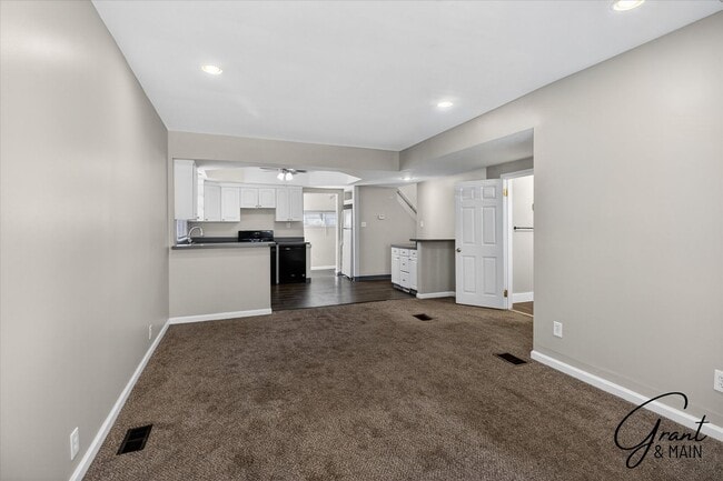 Building Photo - $1250 2 bedroom bungalow