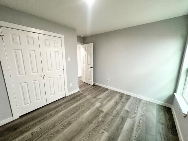 Building Photo - 8215 Crestview Dr