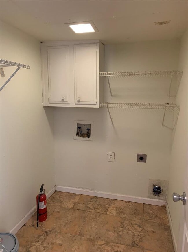 Building Photo - 8811 Dawnridge Cir