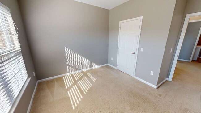 Building Photo - Second Floor Rear View 3 Bedroom in a Gate...