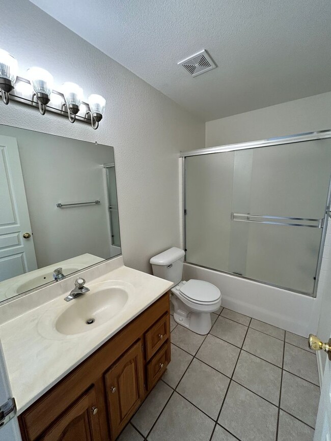 Building Photo - 3133 Applewood Dr
