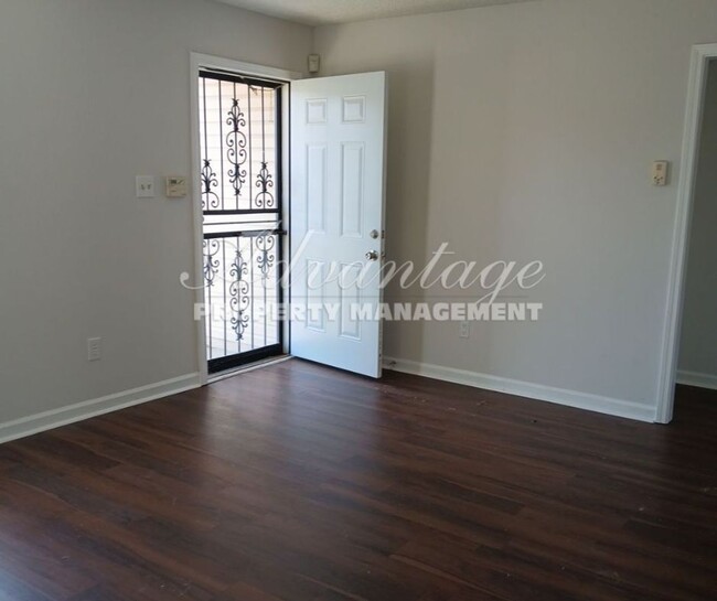 Building Photo - Cute 3 bedroom 2 bathroom home in Frayser ...