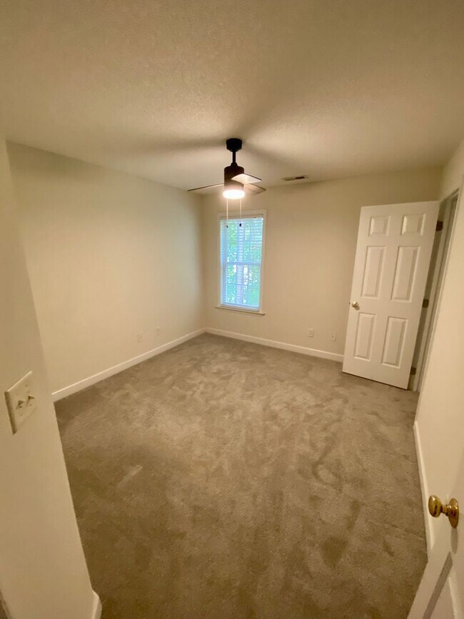 Building Photo - 2425 Laurel Falls Ln