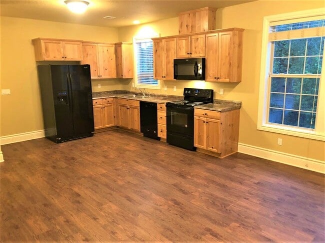 Building Photo - 4 Bed 4 bath Close to OSU