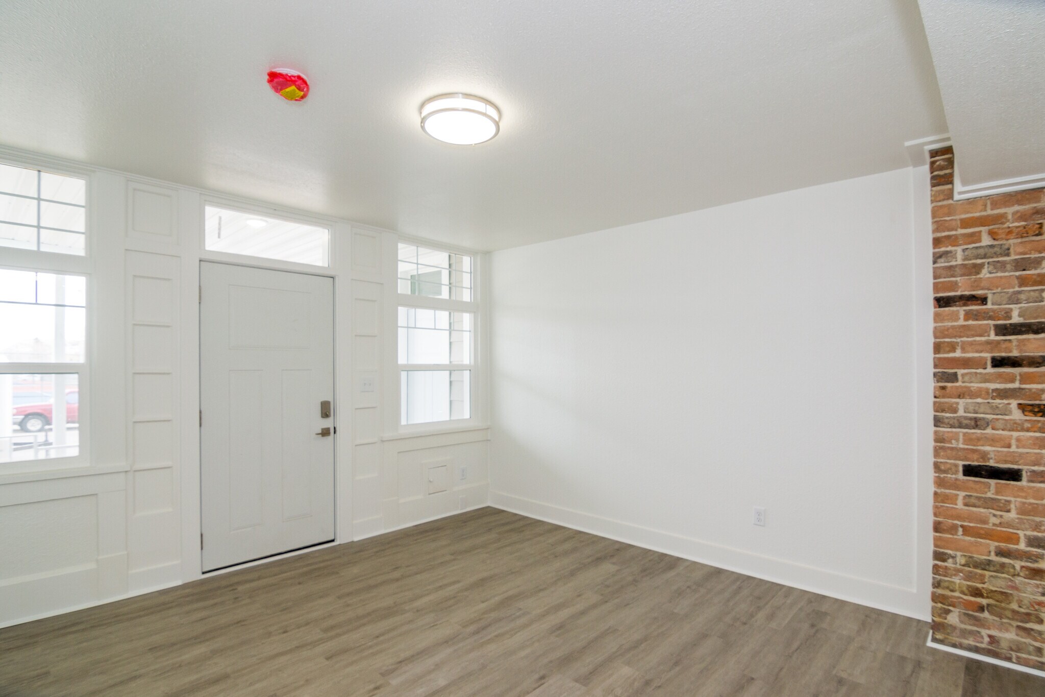 Living Room - 558 W Fremont St