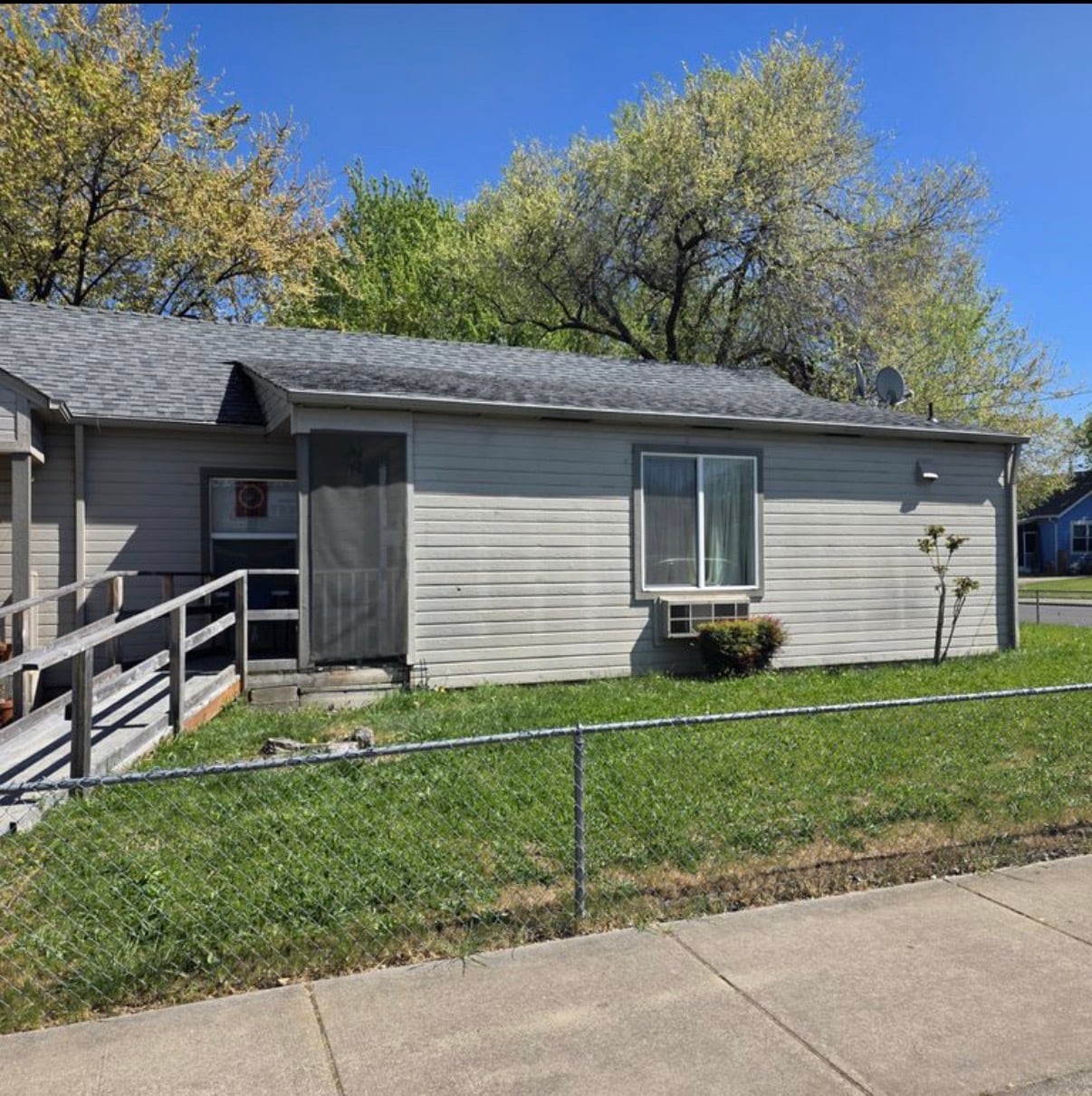 Building Photo - 423 S Peach St
