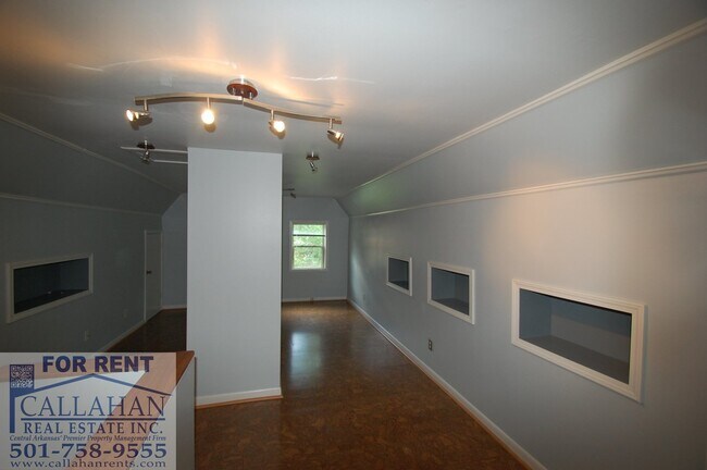 Building Photo - 917 Skyline Dr