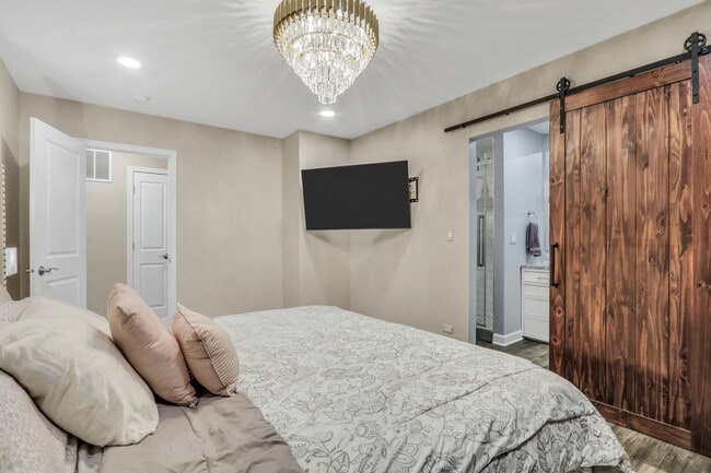 Building Photo - 658 White Ct