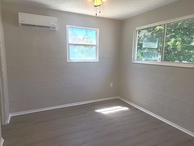 Building Photo - Charming 2 bedroom 1 bathroom Holly Hill home