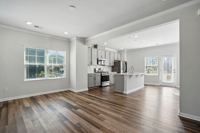 Building Photo - GREAT END UNIT IN CARY! Come see it today!