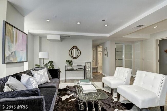 Building Photo - $500 Off for a lease start by 10/1! Availa...
