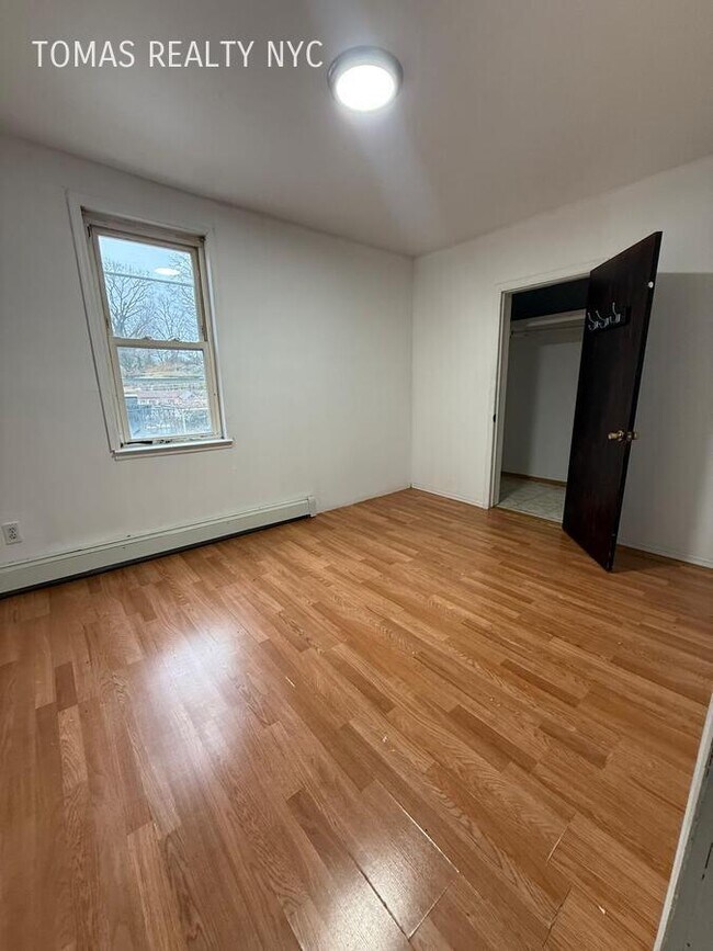 Building Photo - 83 Maple Pl