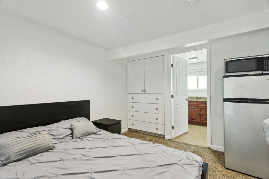 Building Photo - 1238 S Mullen Ave