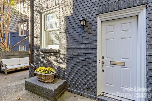 Building Photo - 609 Queens Rd