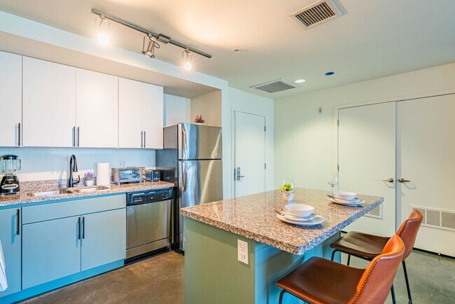 Building Photo - 333 E Roosevelt St