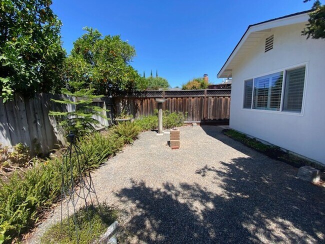 Building Photo - Updated property with luxury Appliances in a prime location in Livermore