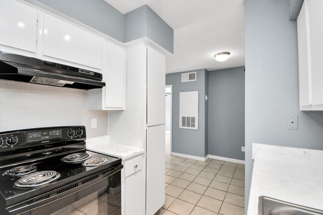 Building Photo - 5959 Bonhomme Rd