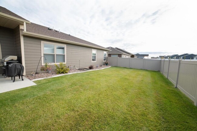 Building Photo - Beautiful 3/2 with 3-Car Heated Garage