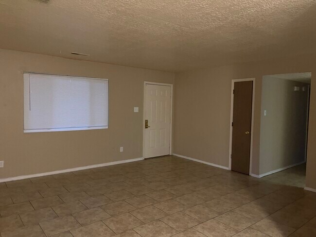 Building Photo - 224 Estancia Dr NW