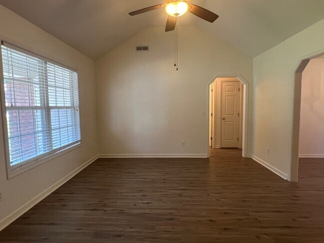 Building Photo - 3290 Valencia Dr