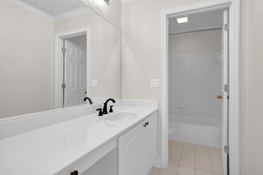 Building Photo - 230 Graystone Way