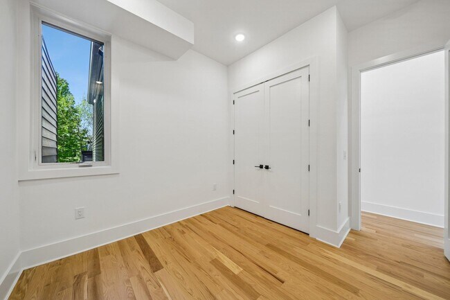 Building Photo - 169 Bowers St