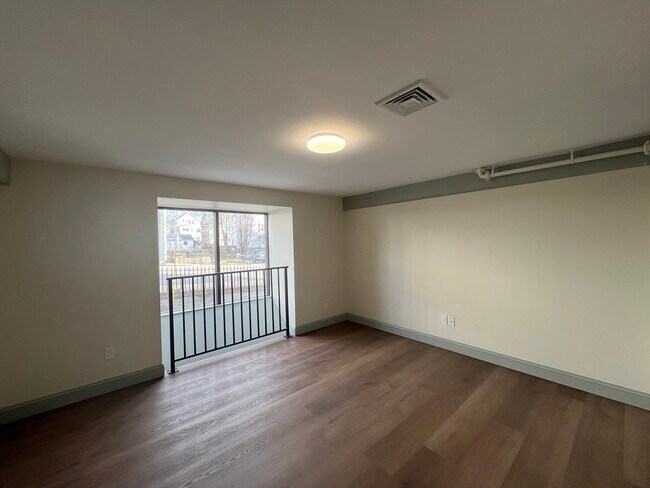 Building Photo - 160 Seabury St