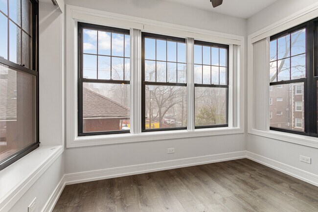 Building Photo - 1060 W Glenlake Ave