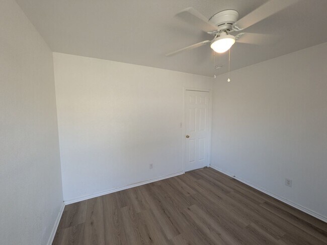 Building Photo - Fresh and Clean in New Braunfels!!