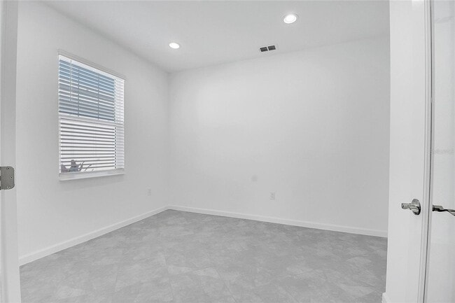 Building Photo - 215 Summertime Pl