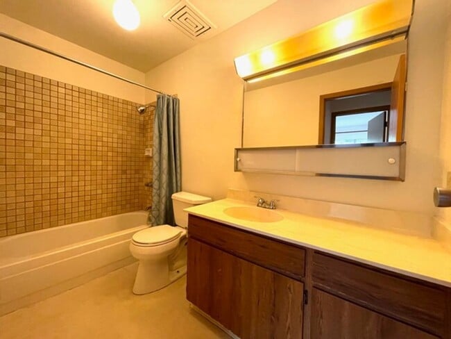 Building Photo - 2 Bedroom, 2 Bathroom, 2 Parking (Newtown ...