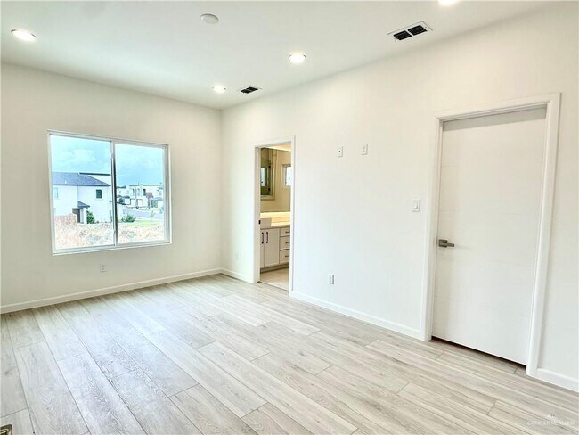 Building Photo - 2711 Harmony St