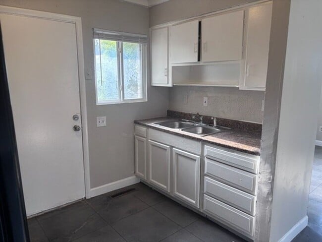 Building Photo - 2377 Hanna Dr