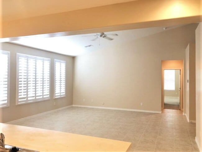 Building Photo - Beautiful 4 Bedroom / 2 Bath, in North Pho...