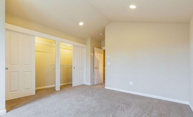 Building Photo - Energy-efficient townhome in the desirable community of Crown Hill is ready to be loved!