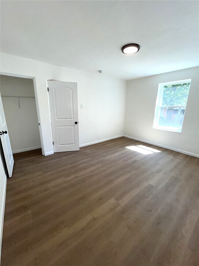 Building Photo - 3911 Jamieson Ave