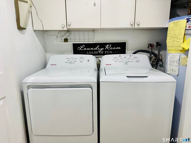 Building Photo - 2 Highland Square