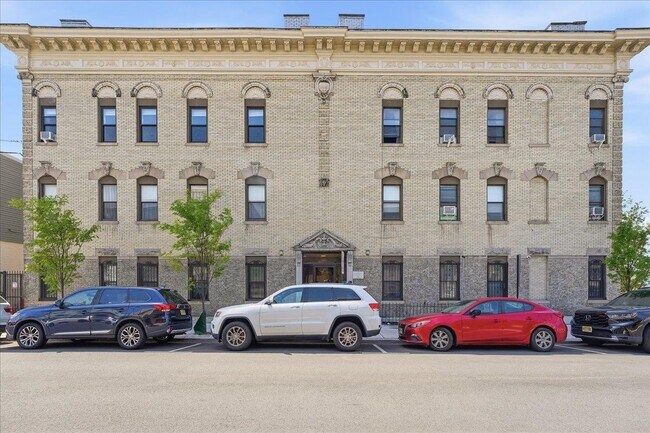Building Photo - 817 10th St
