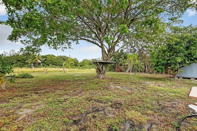 Building Photo - 291 NW 7th Ct