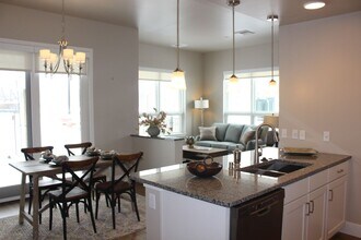 Building Photo - 1 bed + Bonus Room, 1 bath Luxury Aparment...