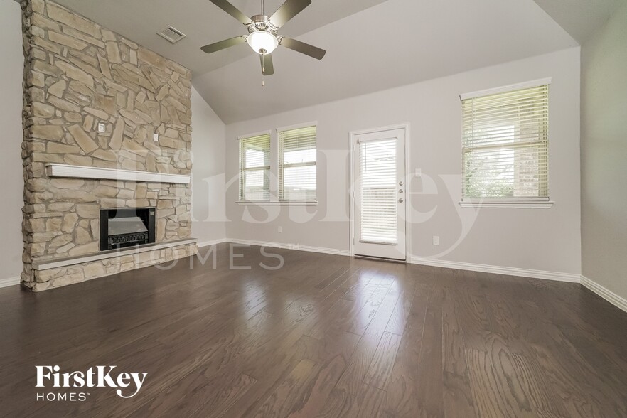 Building Photo - 705 Bluebird Way