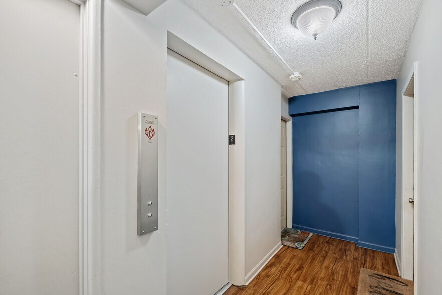 Building Photo - 5854 N Kenmore Ave