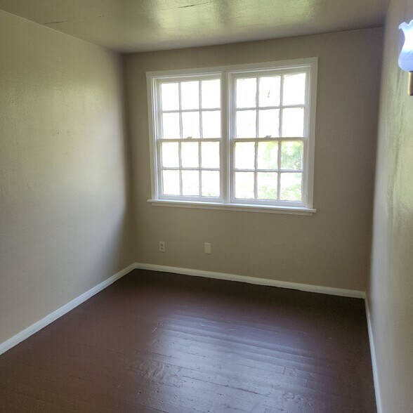 Building Photo - 1415 NW Carden Ave