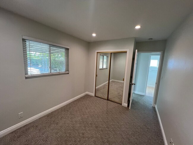 Building Photo - Thousand Oaks Living