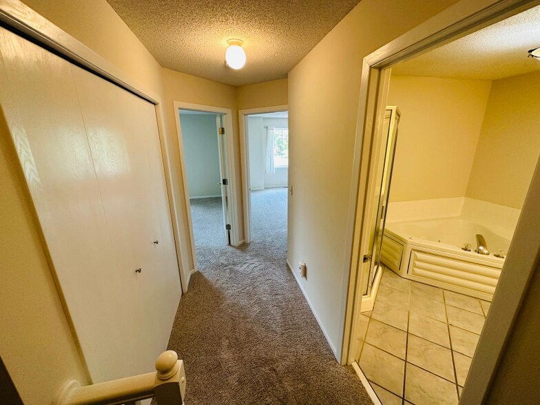 Building Photo - 15313 Greenhaven Ln