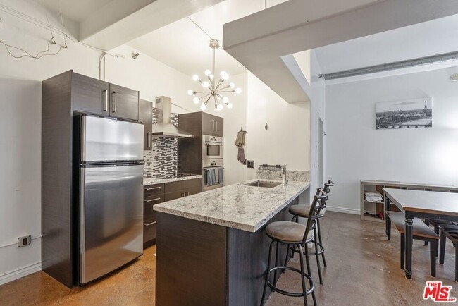 Building Photo - 215 W 7th St
