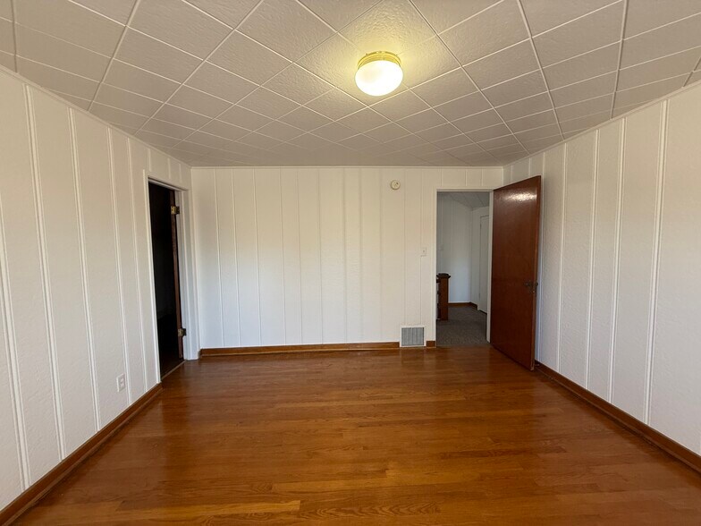 Upstairs bedroom - 109 W 9th Ave