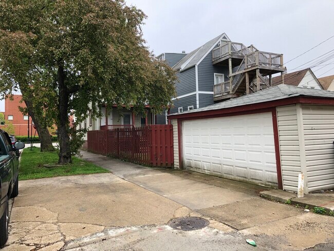 Building Photo - 2856 N Western Ave
